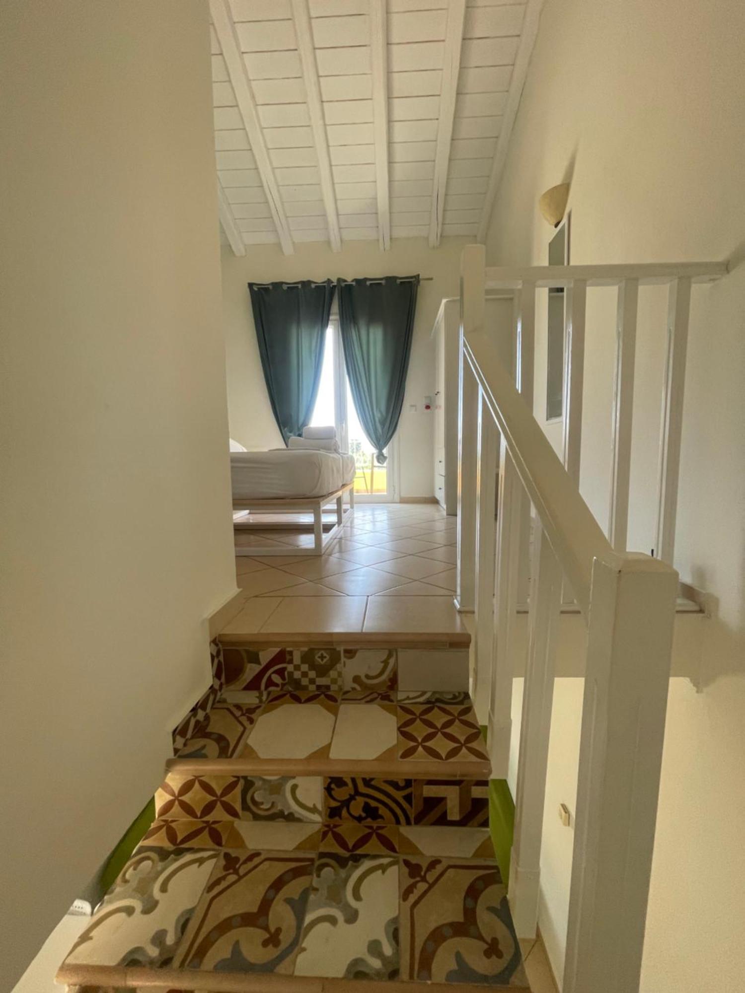 Mythos Apts Rentit